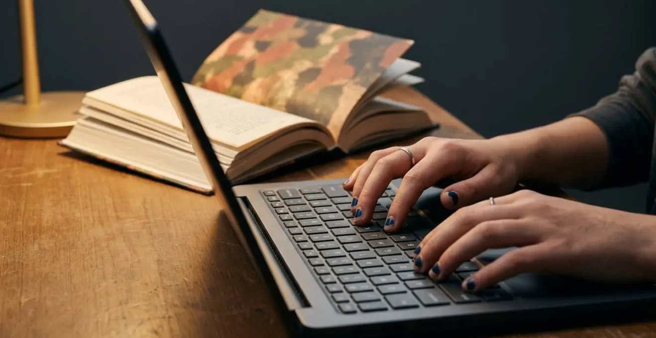 Adolescent en pleine création d'un récit narratif inspiré de ses lectures favorites