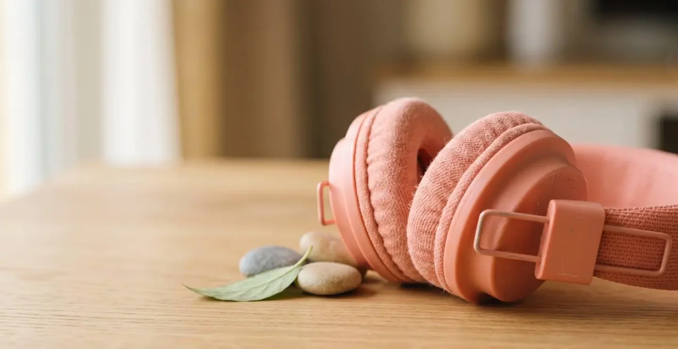 Casque audio pour enfant posé délicatement sur une surface naturelle évoquant le format court et accessible