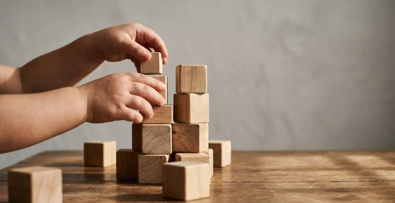 Jeune enfant concentré sur un jeu de construction répété développant ses connexions neuronales