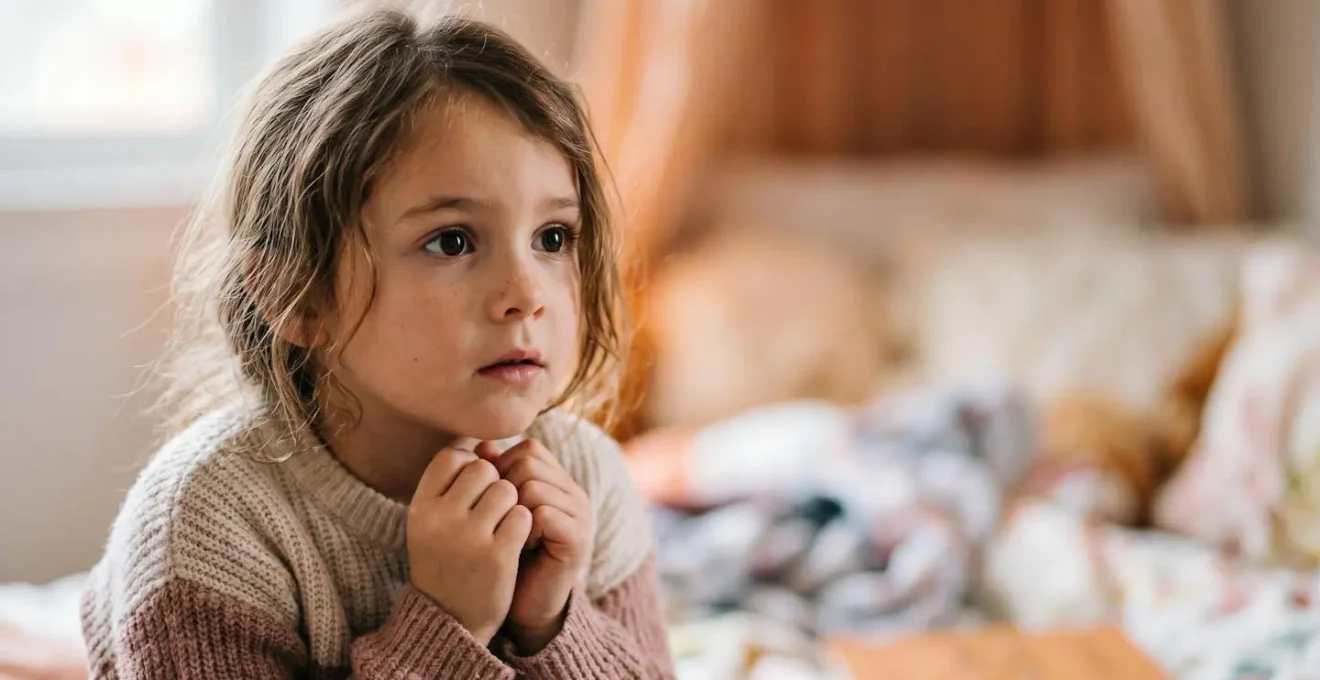 Enfant exprimant une émotion authentique lors de l'écoute d'un récit captivant