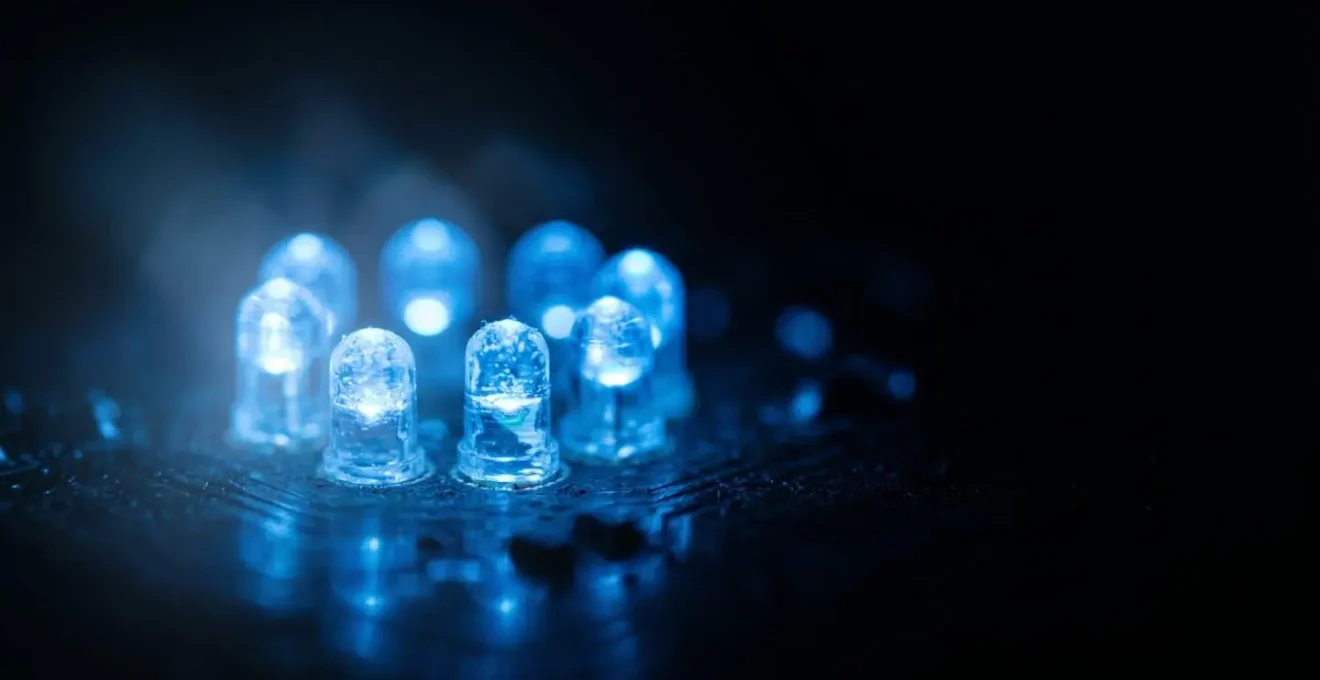 Gros plan sur la lumière bleue émise par un dispositif électronique dans l'obscurité
