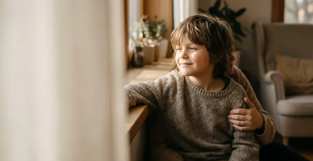 Enfant en âge primaire dans un moment de connexion émotionnelle apaisée illustrant la sécurité affective
